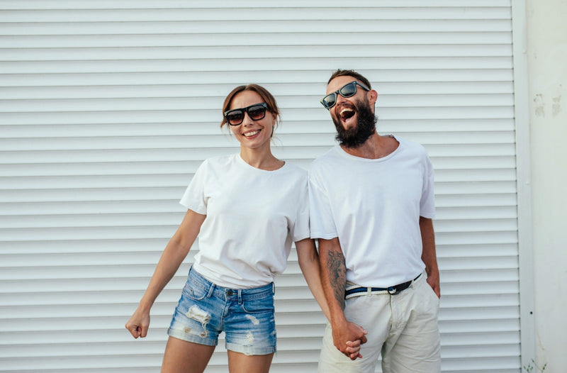 How to Choose Matching Couple Shirts for Travel Photos: What to Wear