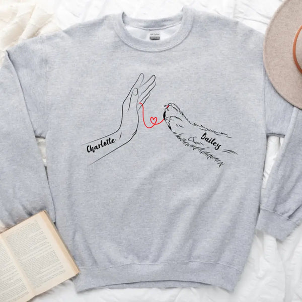 Top personalizado con forma de corazón de hilo rojo y pata de perro y mano humana