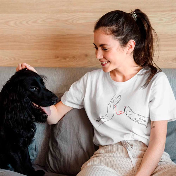 Top personalizado con forma de corazón de hilo rojo y pata de perro y mano humana