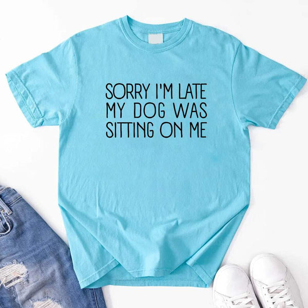Lo siento, llego tarde. Mi perro estaba sentado sobre mí. Camiseta
