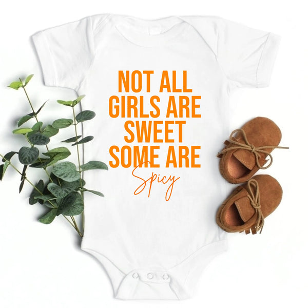 No todas las chicas son dulces, algunas son picantes. Camiseta familiar de Acción de Gracias.